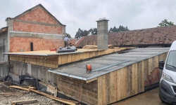 Stavba střechy na Balinách